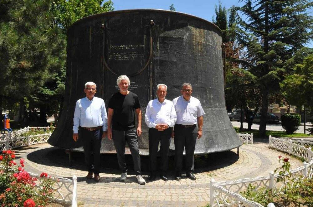 Behzat Uygur tarihi mekânları gezerken rastladığı tezgâhta bıçak biledi