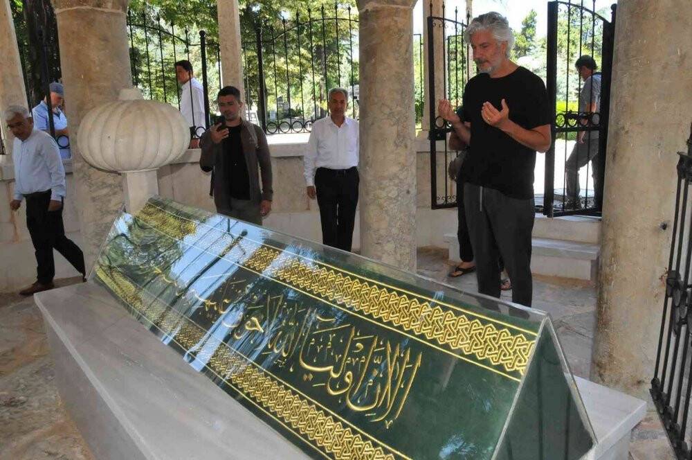 Behzat Uygur tarihi mekânları gezerken rastladığı tezgâhta bıçak biledi