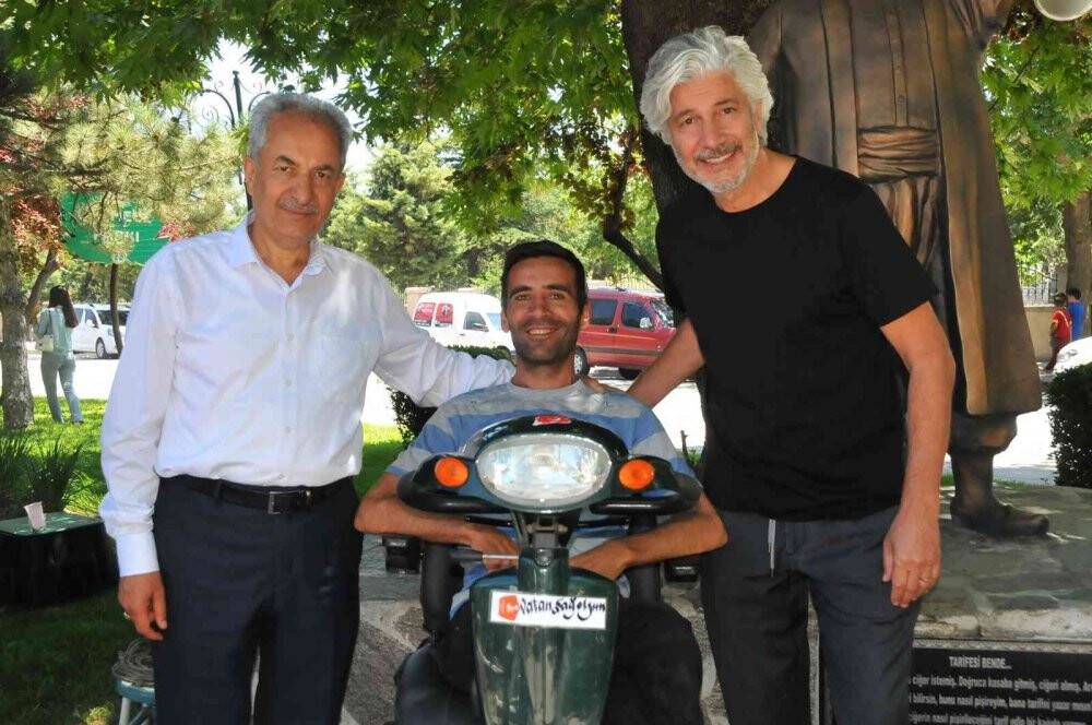 Behzat Uygur tarihi mekânları gezerken rastladığı tezgâhta bıçak biledi