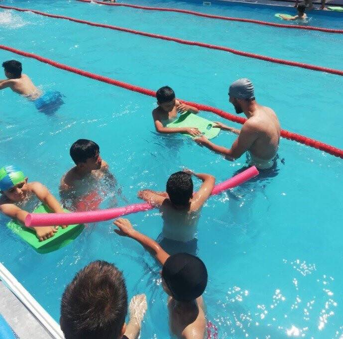 Portatif havuzda yüzme kursu