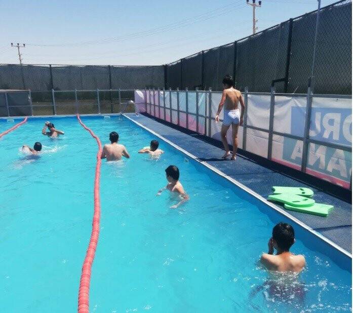 Portatif havuzda yüzme kursu