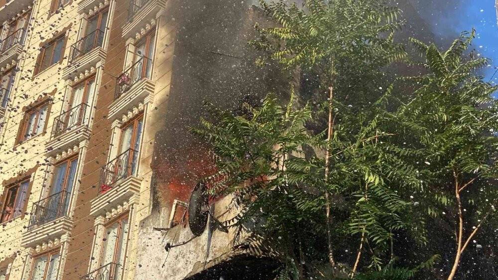 Şişli’de metruk bina alev alev yandı