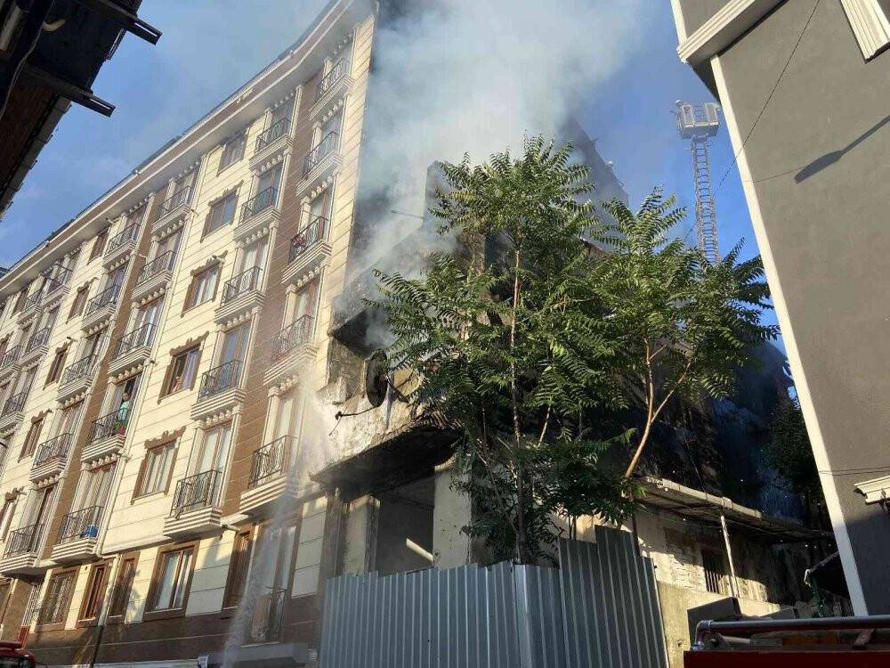 Şişli’de metruk bina alev alev yandı