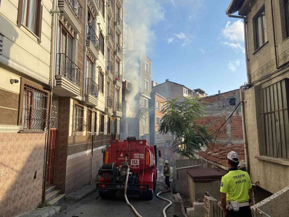 Şişli’de metruk bina alev alev yandı