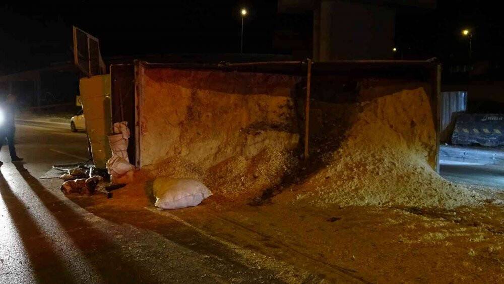 Talaş yüklü kamyon devrildi, 2 kişi yaralandı