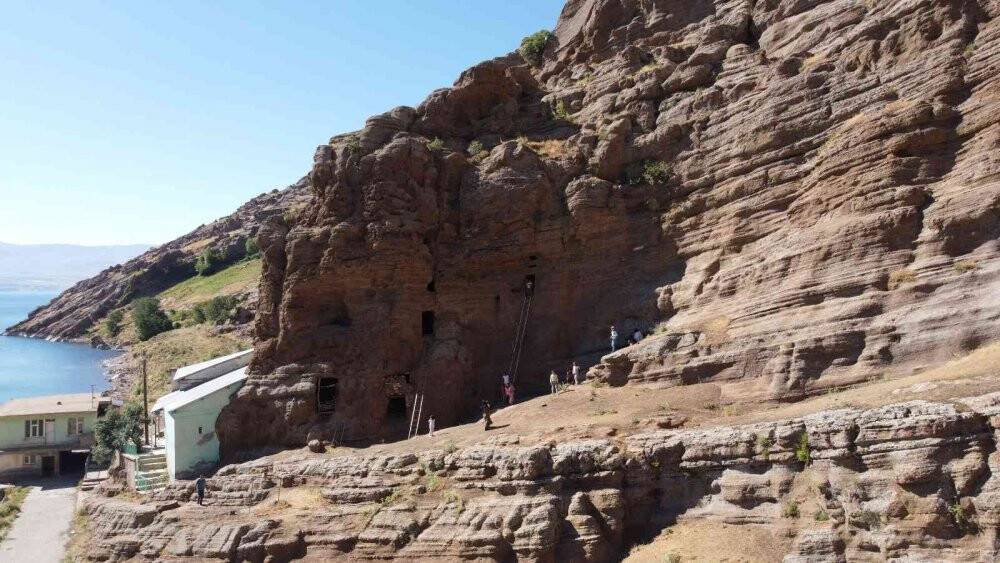 Tatvan’daki asırlık tarihi mağaralar keşfedilmeyi bekliyor