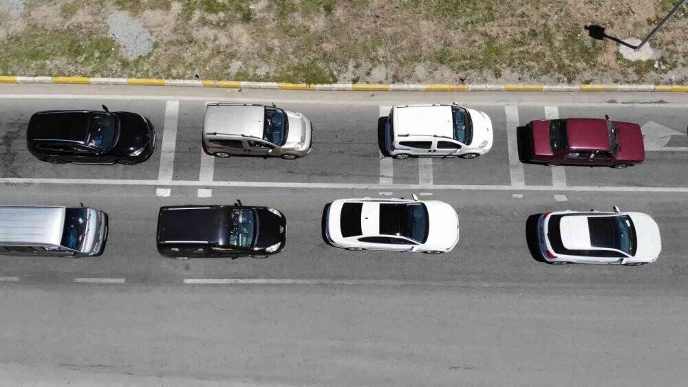 43 ilin geçiş noktasında trafik yoğunluğu sürüyor: Kilit kavşak havadan görüntülendi
