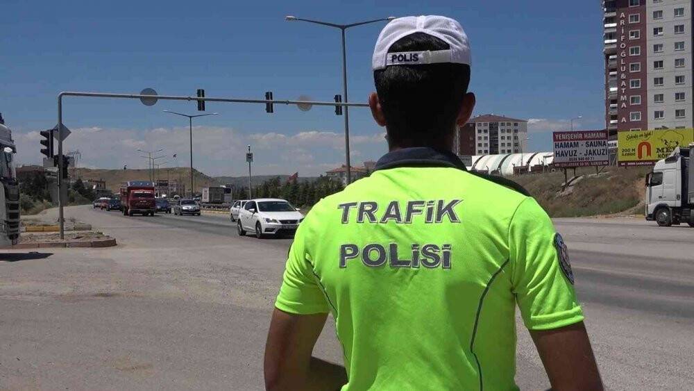 43 ilin geçiş noktasında trafik yoğunluğu sürüyor: Kilit kavşak havadan görüntülendi