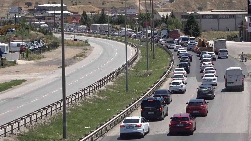 43 ilin geçiş noktasında trafik yoğunluğu sürüyor: Kilit kavşak havadan görüntülendi