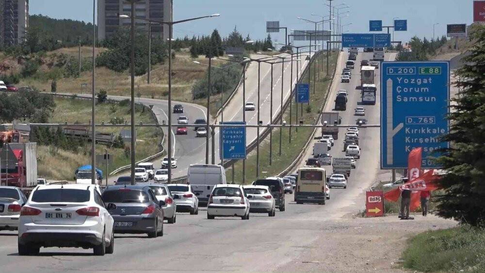 43 ilin geçiş noktasında trafik yoğunluğu sürüyor: Kilit kavşak havadan görüntülendi