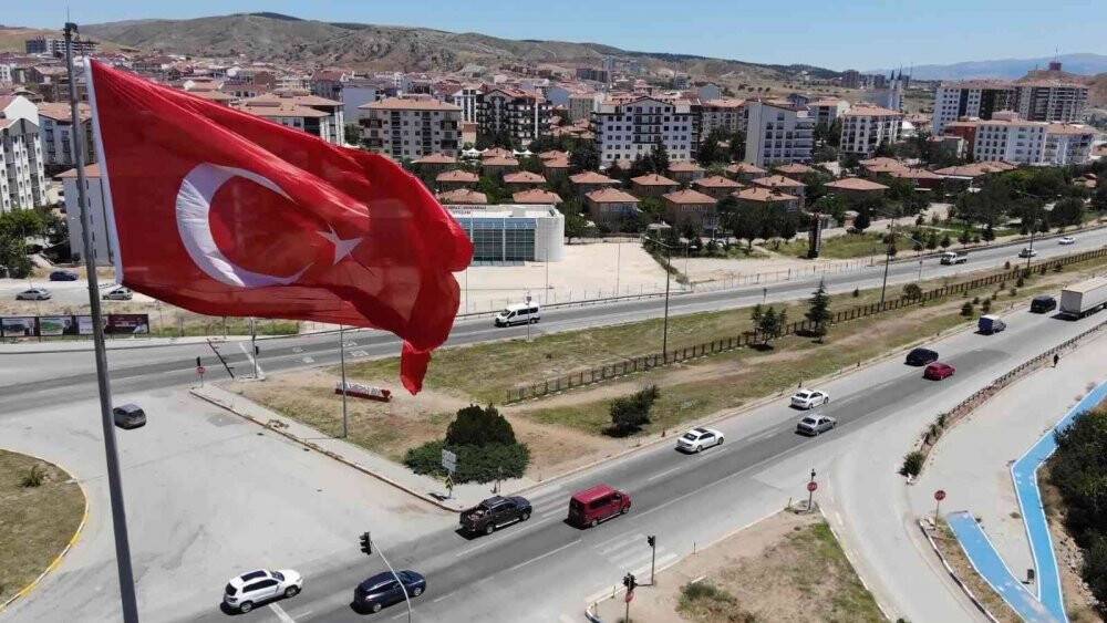 43 ilin geçiş noktasında trafik yoğunluğu sürüyor: Kilit kavşak havadan görüntülendi