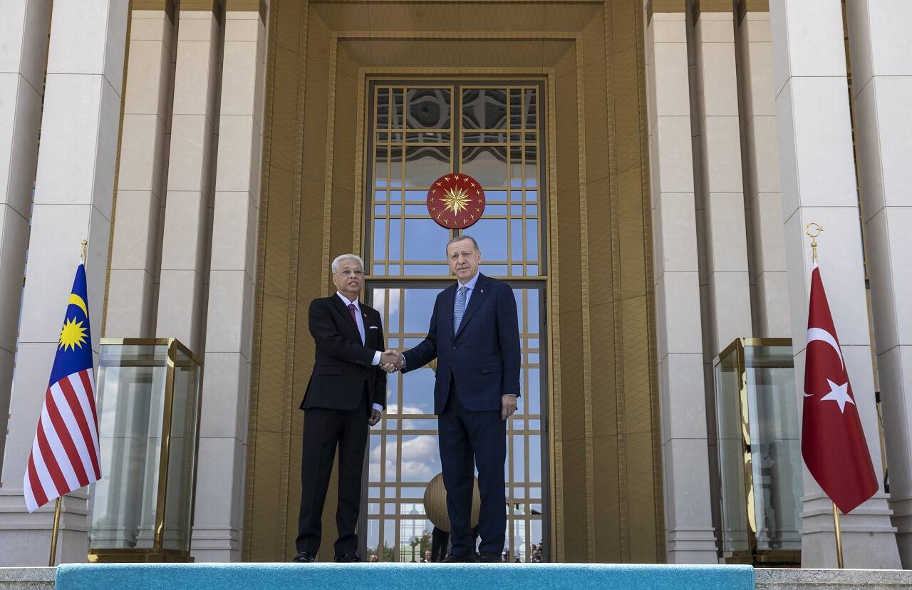 aa-20220707-28356251-28356248-cumhurbaskani-erdogan-malezya-basbakani-ismail-sabri-yakubu-resmi-torenle-karsiladi.jpg