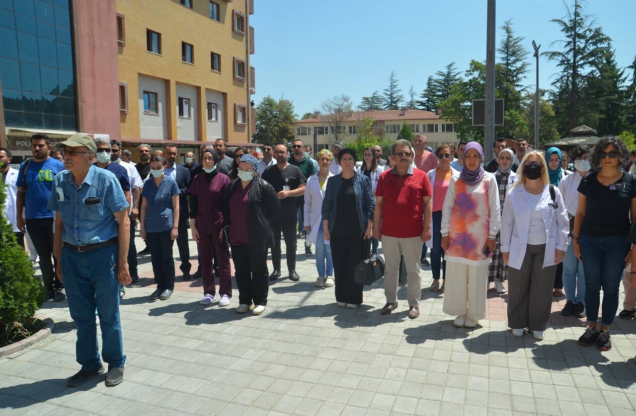 aa-20220707-28358830-28358827-saglik-calisanlarindan-dr-ekrem-karakayanin-oldurulmesine-tepki.jpg
