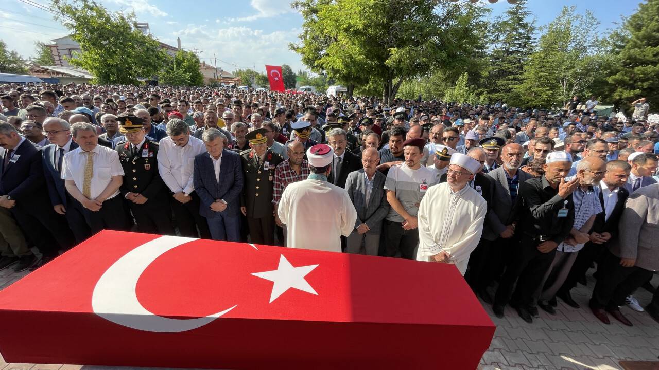 aa-20220707-28360364-28360358-sehit-piyade-uzman-cavus-mustafa-koca-konyada-son-yolculuguna-ugurlandi.jpg