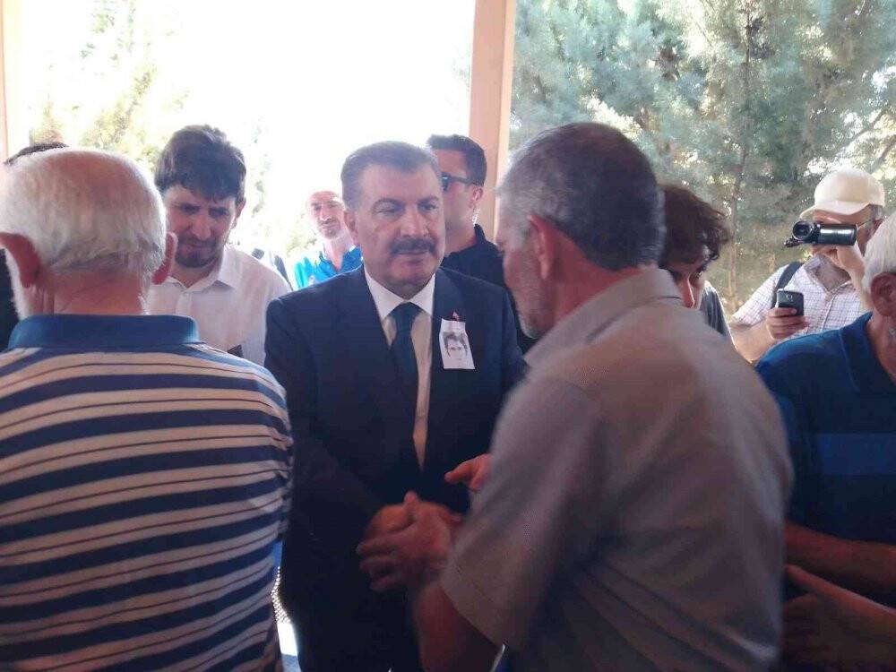 Bakan Koca: "Bir baba, bir evlat, bir eş, bir hekim kardeşimizi hayattan kopardılar. Cahilce katledildi"