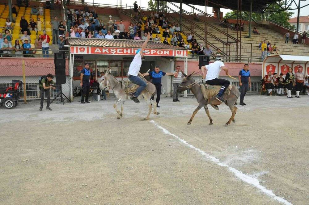 Eşekler birincilik için yarıştı