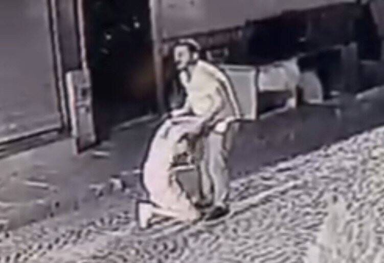 Fatih’te esnaf,  sokak ortasında kadını döven adamın burnunu kırdı