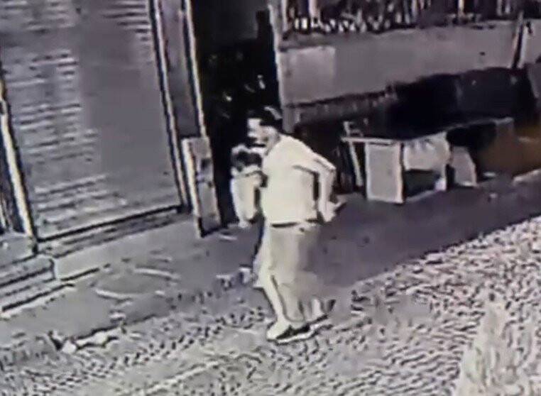 Fatih’te esnaf,  sokak ortasında kadını döven adamın burnunu kırdı