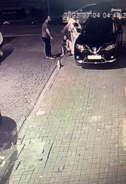 Fatih’te esnaf,  sokak ortasında kadını döven adamın burnunu kırdı