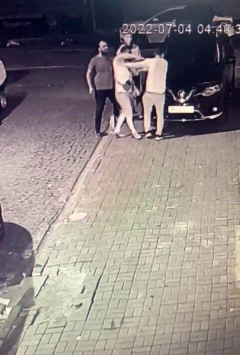 Fatih’te esnaf,  sokak ortasında kadını döven adamın burnunu kırdı