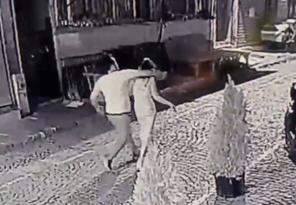 Fatih’te esnaf,  sokak ortasında kadını döven adamın burnunu kırdı