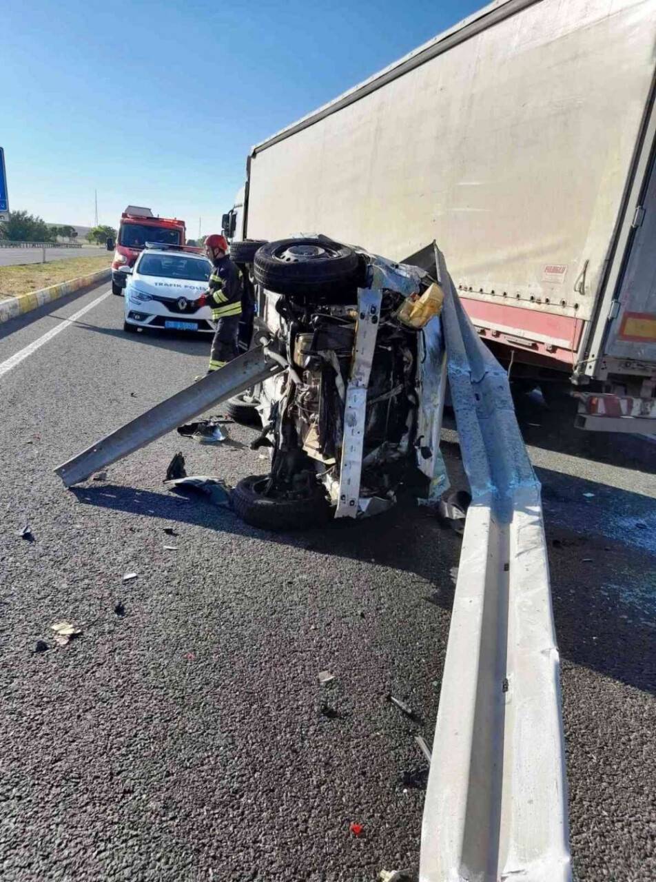 Otomobil bariyerlere çarptı: 4 yaralı