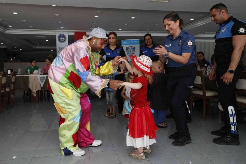 Polis, 22 lösemili çocuğu lunaparka götürdü