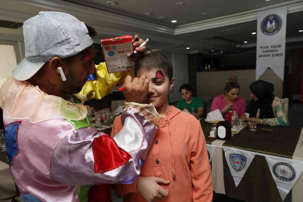 Polis, 22 lösemili çocuğu lunaparka götürdü