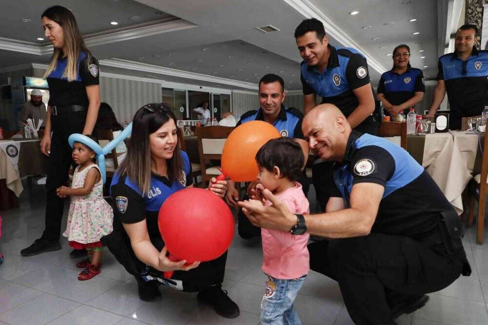 Polis, 22 lösemili çocuğu lunaparka götürdü