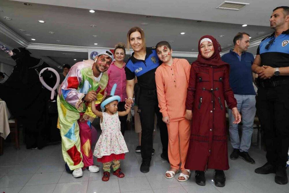 Polis, 22 lösemili çocuğu lunaparka götürdü