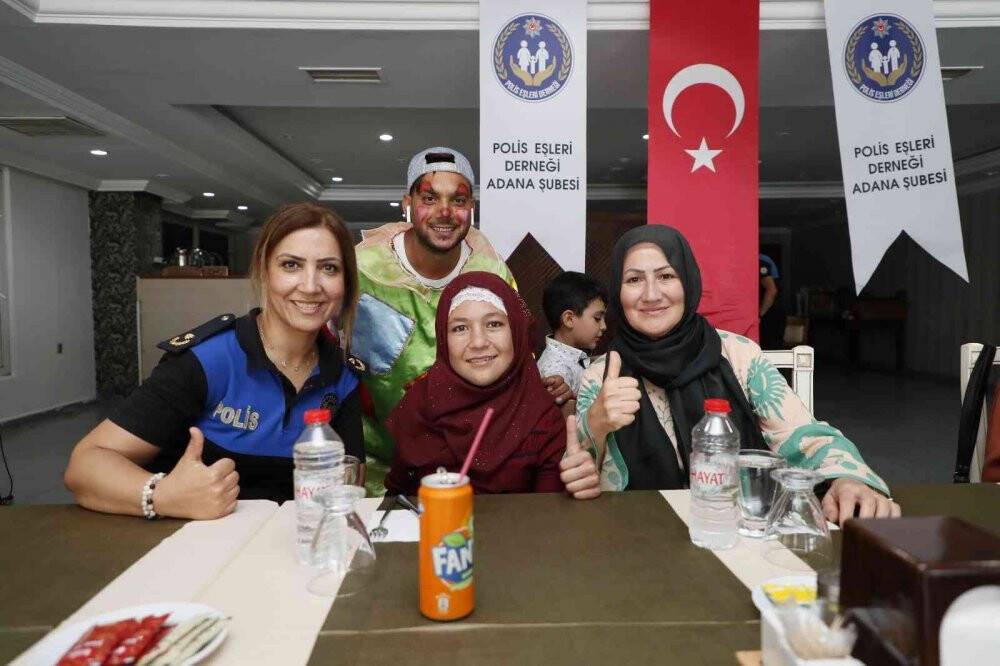 Polis, 22 lösemili çocuğu lunaparka götürdü