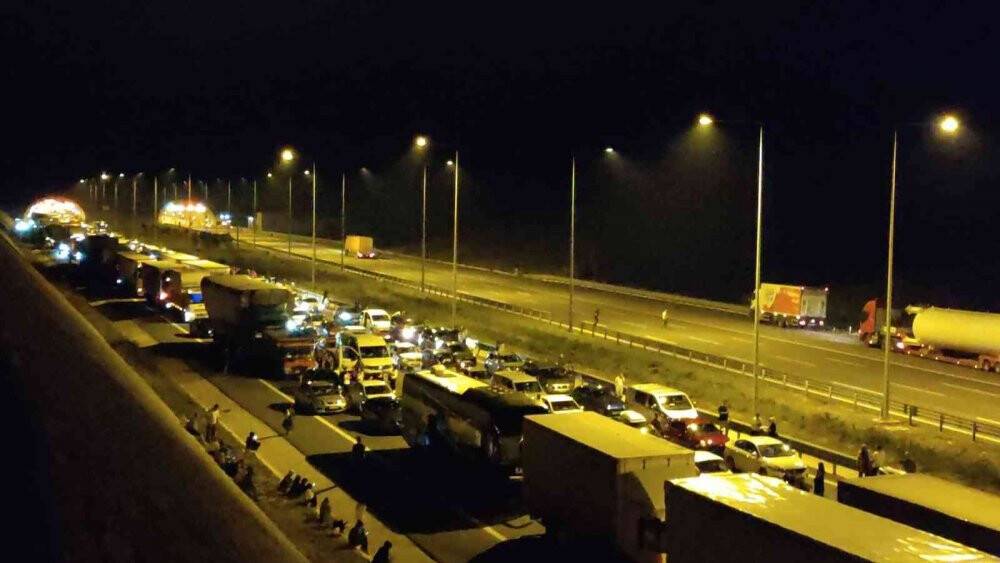 Tünelde tır yandı, sürücüler mahsur kaldı