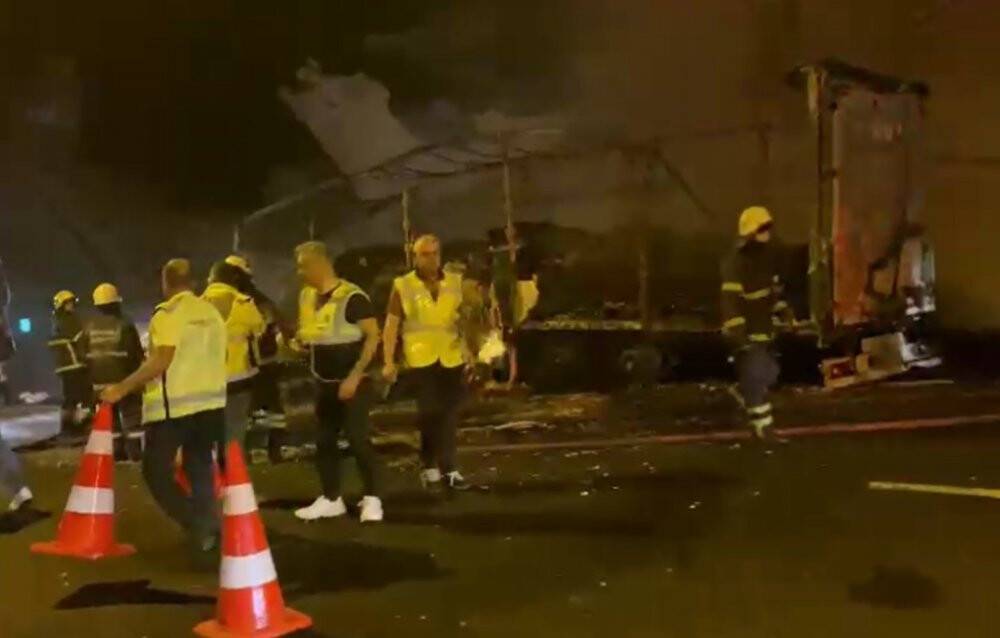 Tünelde tır yandı, sürücüler mahsur kaldı
