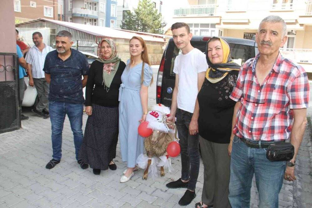 Nişanlıya süslü koç hediyesi