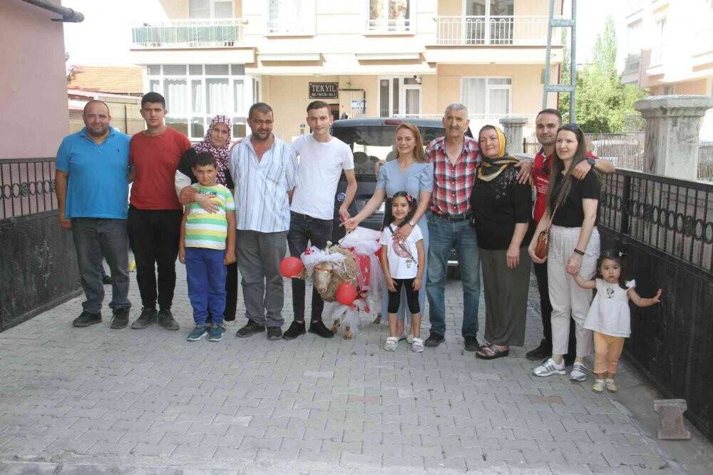 Nişanlıya süslü koç hediyesi