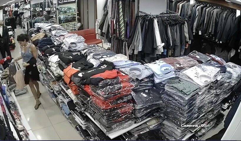 Antalya’da turistin butikten kıyafet hırsızlığı kameraya yansıdı