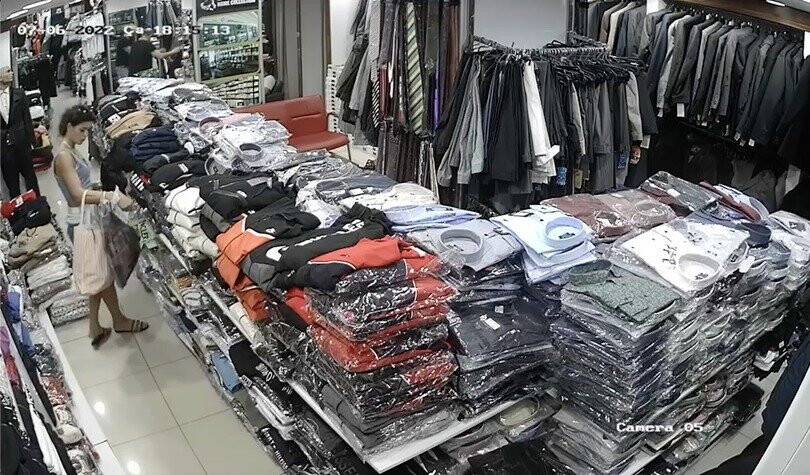 Antalya’da turistin butikten kıyafet hırsızlığı kameraya yansıdı