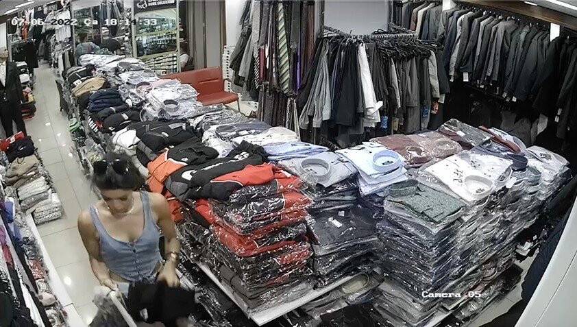 Antalya’da turistin butikten kıyafet hırsızlığı kameraya yansıdı