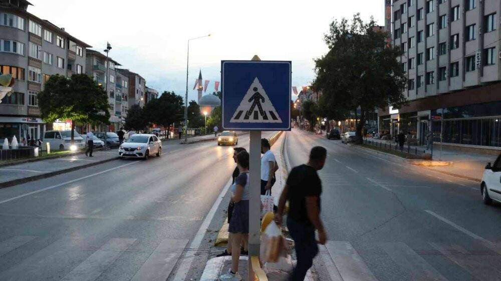 Edirne’de otomobil çocuğa çarpıp kaçtı