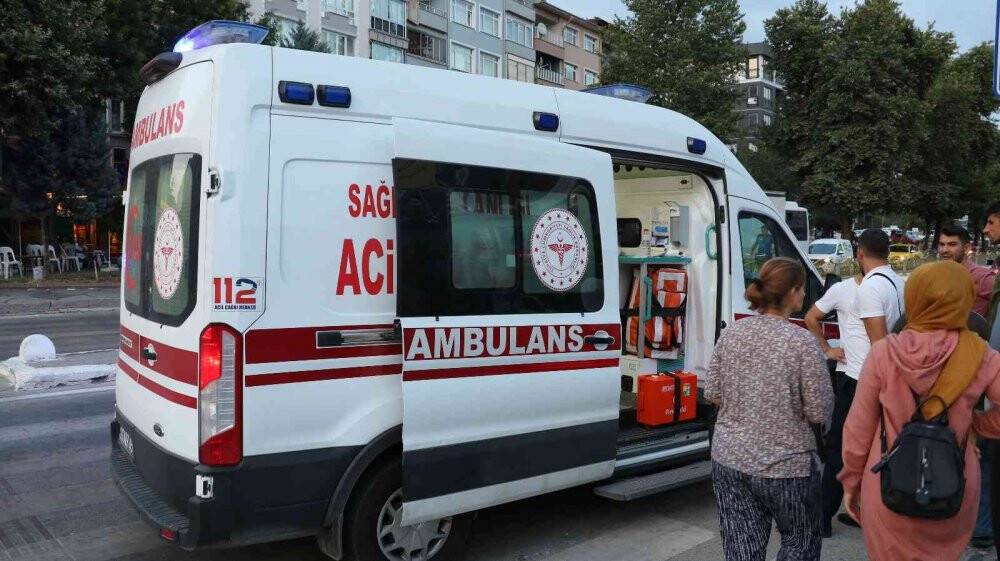 Edirne’de otomobil çocuğa çarpıp kaçtı