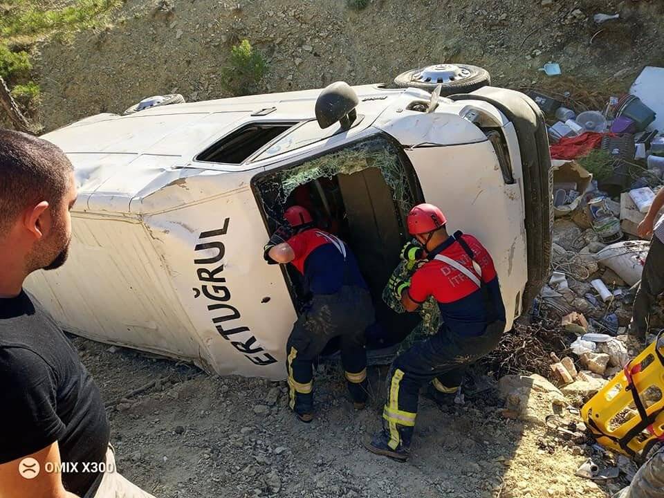 Hırdavat malzemeleri taşıyan minibüs şarampole yuvarlandı