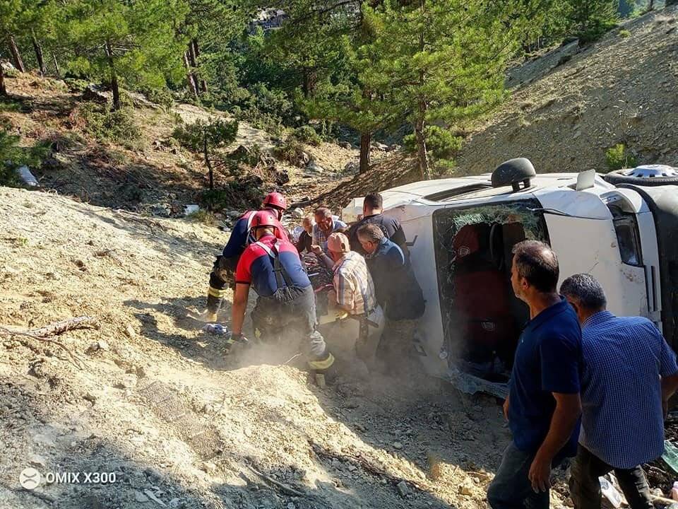 Hırdavat malzemeleri taşıyan minibüs şarampole yuvarlandı