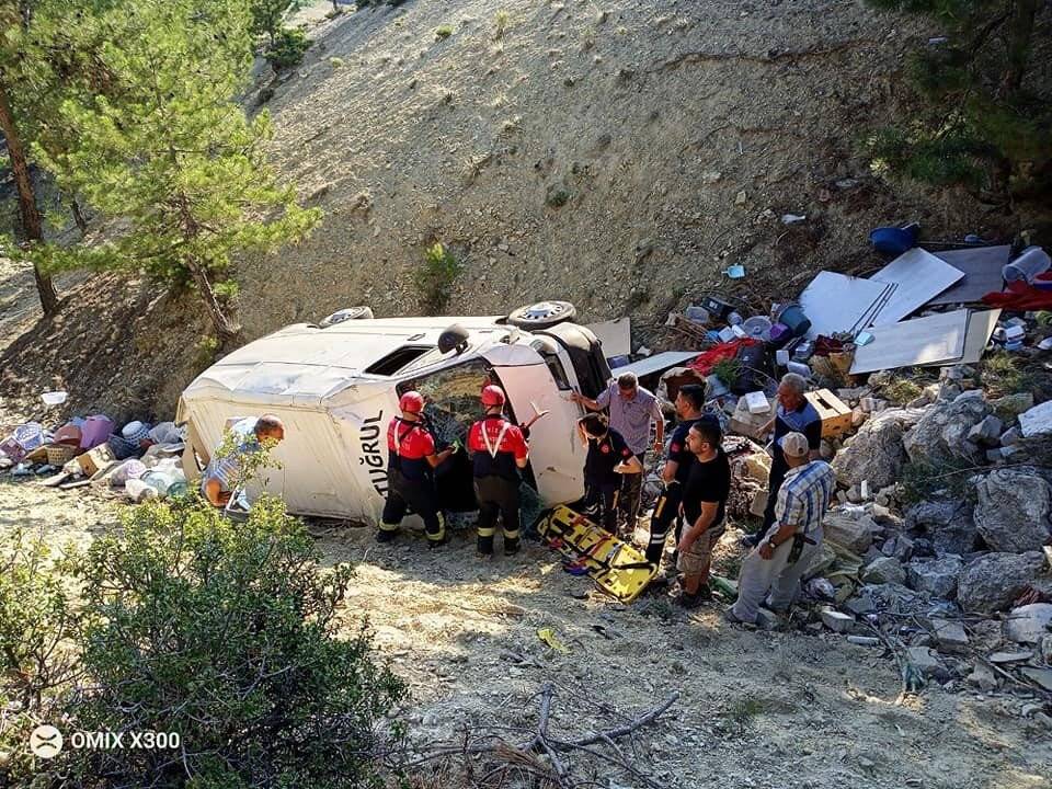 Hırdavat malzemeleri taşıyan minibüs şarampole yuvarlandı