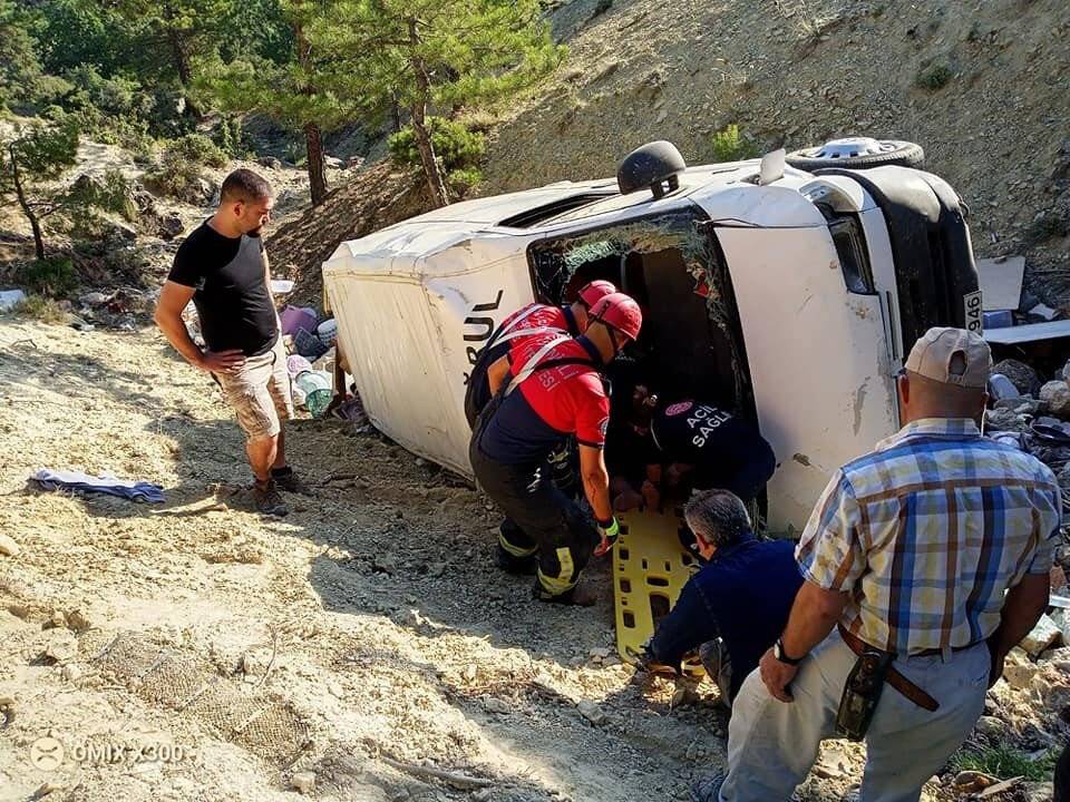 Hırdavat malzemeleri taşıyan minibüs şarampole yuvarlandı