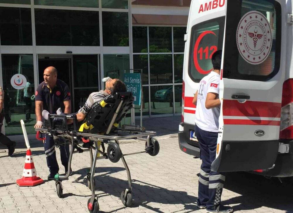 Konya'nın Kulu ilçesinde keserken hastanelik oldular