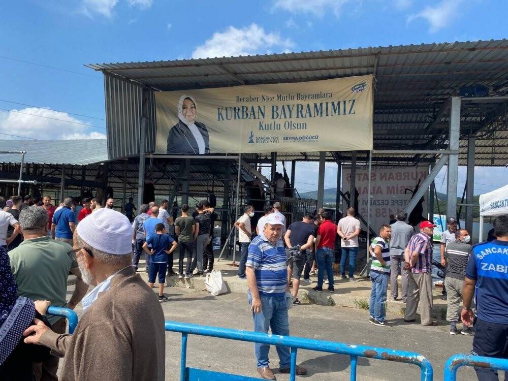 Sancaktepe’de kurban kesim alanında kavurma ziyafeti