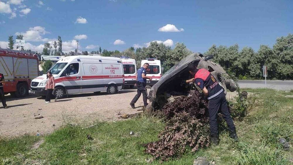 Tatilin ilk günü aşırı hız kazaya sebep oldu: 4 yaralı