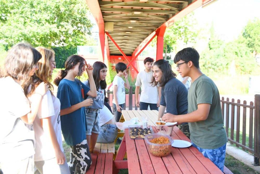 Gençler, verilen ücretsiz akademik eğitimle üniversiteye hazırlanıyor