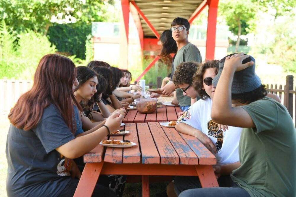 Gençler, verilen ücretsiz akademik eğitimle üniversiteye hazırlanıyor