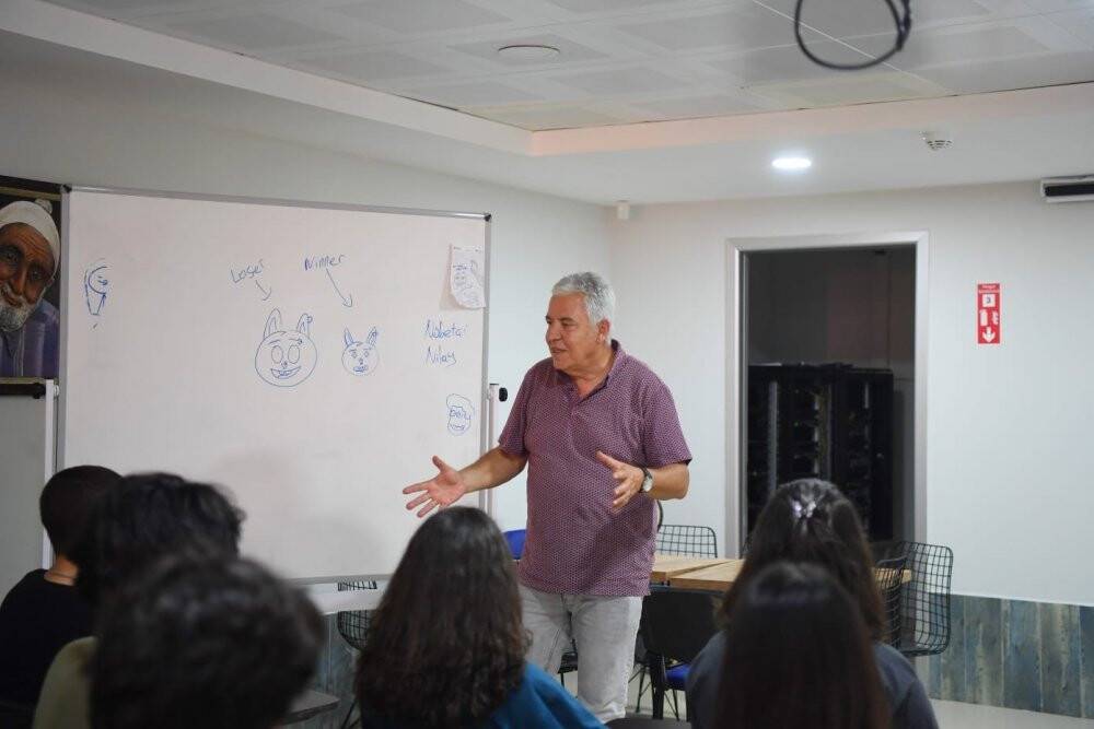 Gençler, verilen ücretsiz akademik eğitimle üniversiteye hazırlanıyor